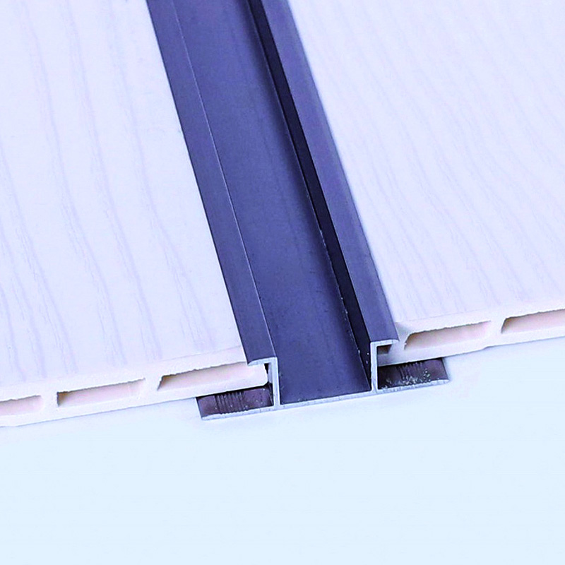 ภายในตกแต่งด้วยแถบอลูมิเนียมอัลลอยด์