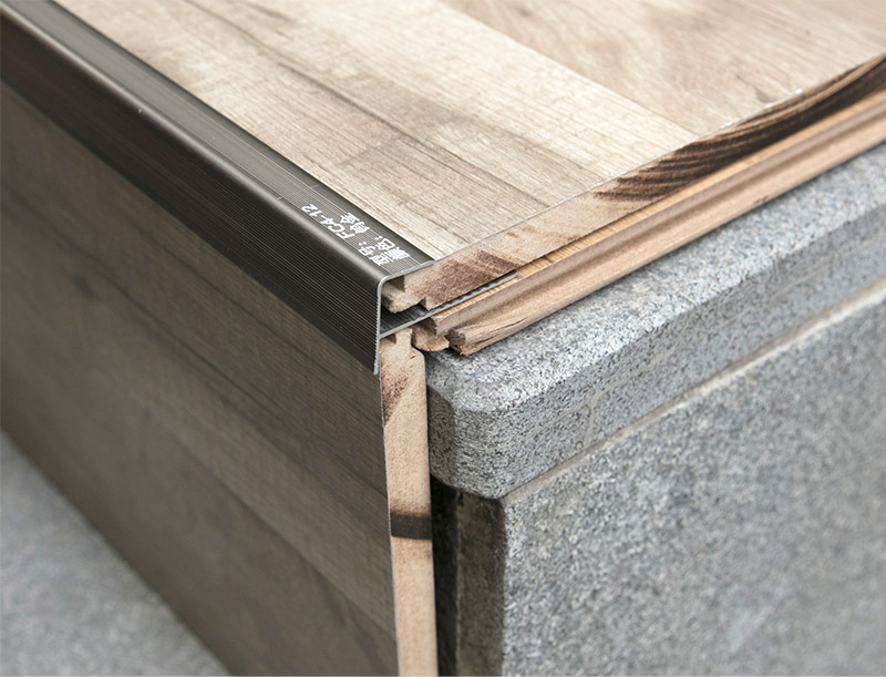 ตกแต่งจมูกบันไดสไตล์โมเดิร์น