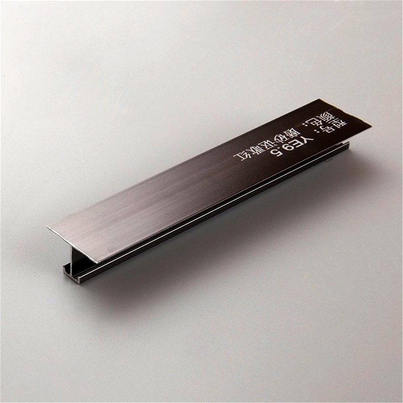 คิ้วขอบกระเบื้องรูปตัว T สีดำ