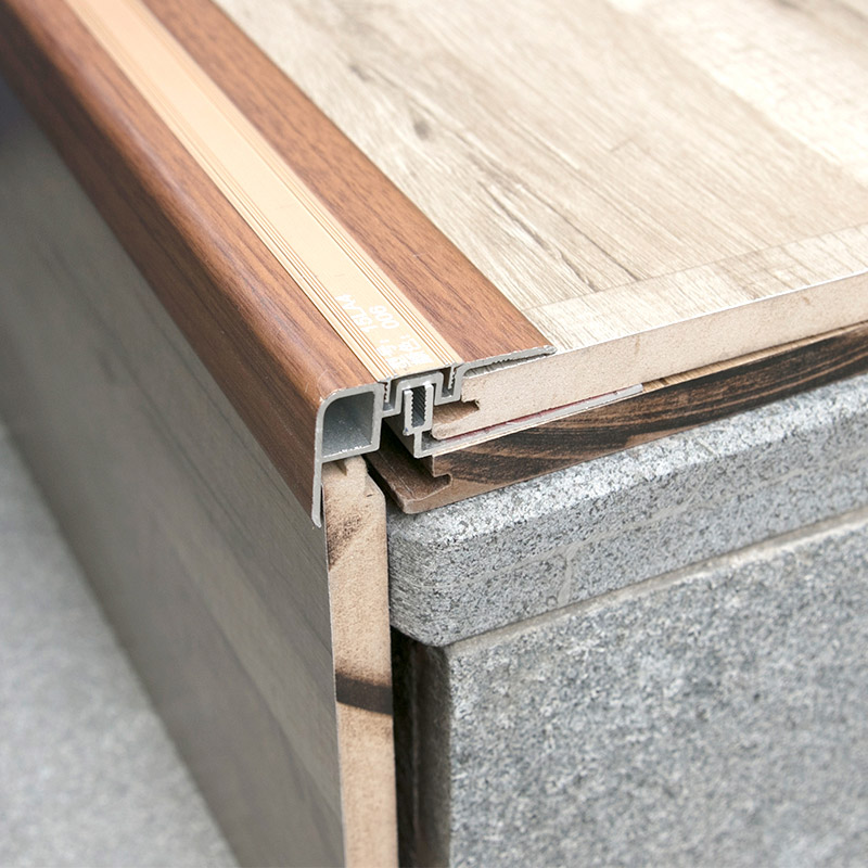 ภายในปูกระเบื้องขอบบันได