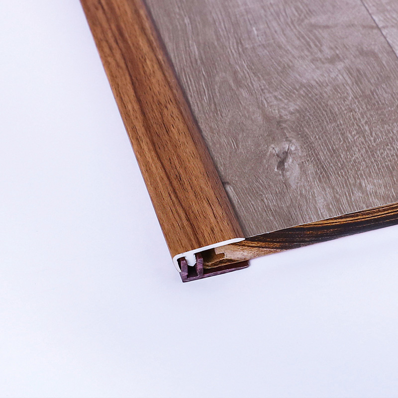 ตกแต่งขอบพื้นพีวีซีภายใน