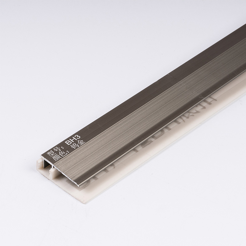 ภายในปูพื้นกระเบื้องขอบ