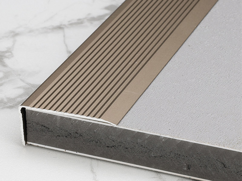 แผ่นปิดพื้นรูปตัว L