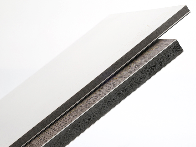 วัสดุของแผ่นคริสตัลคาร์บอนคืออะไร?