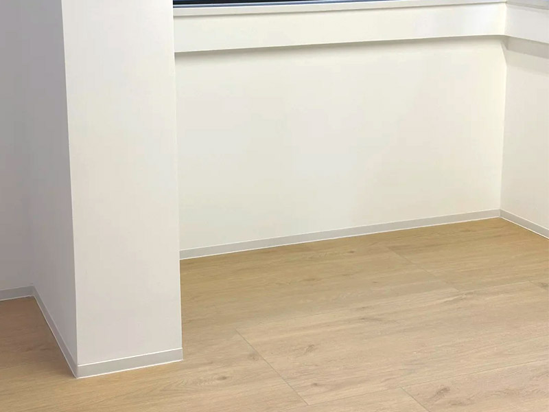 กระดานบัวแบบมีกาวในตัว