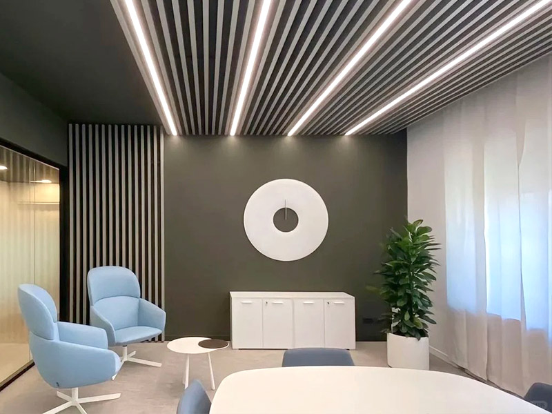 ฉันจะตกแต่งเพดานได้อย่างไร?