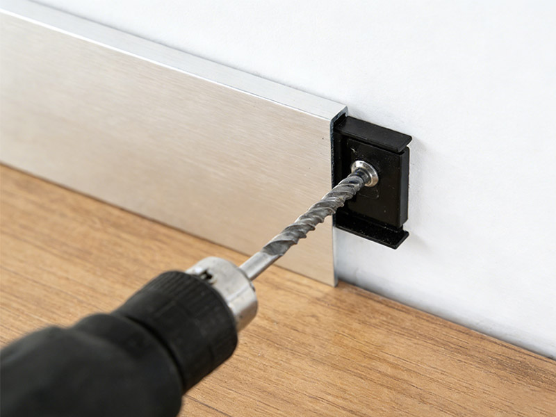 การติดตั้งบัวอะลูมิเนียมด้วยคลิปหรือกาวสำหรับเป็นเส้นตรง