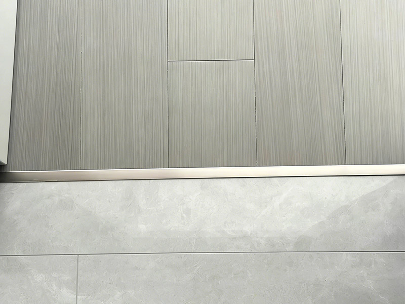 ฉันจำเป็นต้องมีแถบเปลี่ยนระหว่างไม้และกระเบื้องหรือไม่?