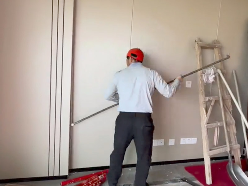 คุณจะลบแผ่นกรดโดยไม่ทำลายผนังได้อย่างไร?