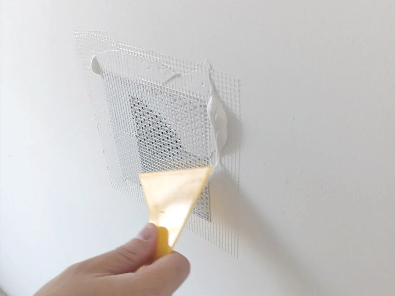 วิธีครอบคลุมหลุมในผนัง: คู่มือที่สมบูรณ์