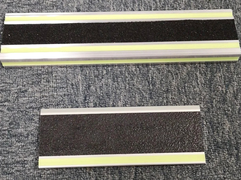 แถบจมูกบันไดเรืองแสง