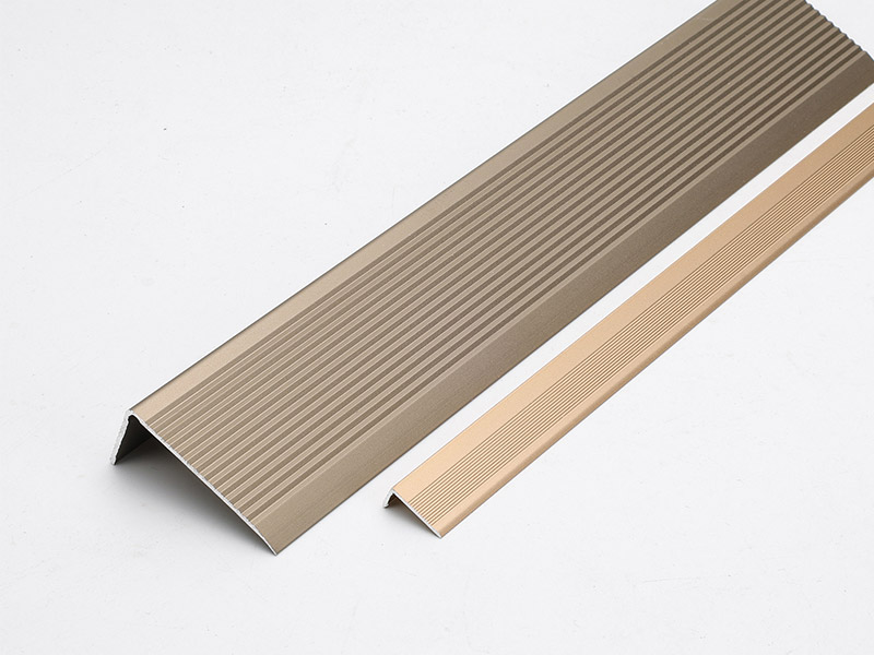 แผ่นปิดพื้นรูปตัว L