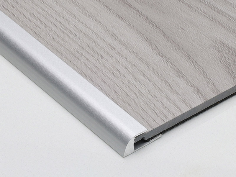 อุปกรณ์ตกแต่งพื้นรูปตัว C