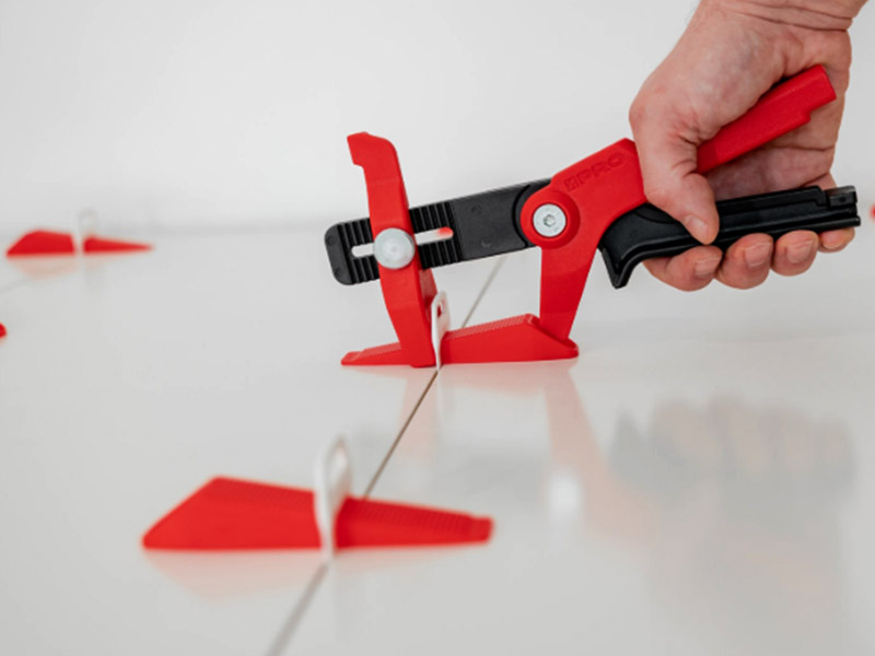 วิธีใช้ระบบปรับระดับกระเบื้องเมื่อวางกระเบื้องพื้น: คู่มือที่สมบูรณ์