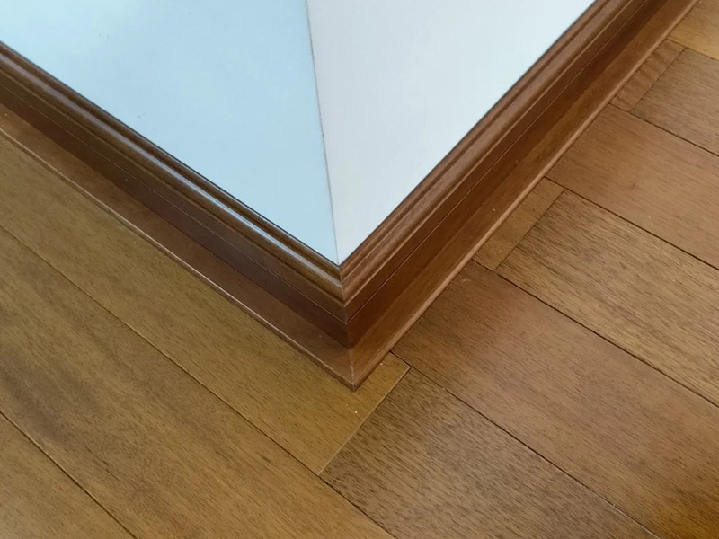 พื้นไม้เนื้อแข็งจำเป็นต้องจับคู่แผ่นฐานหรือไม่?