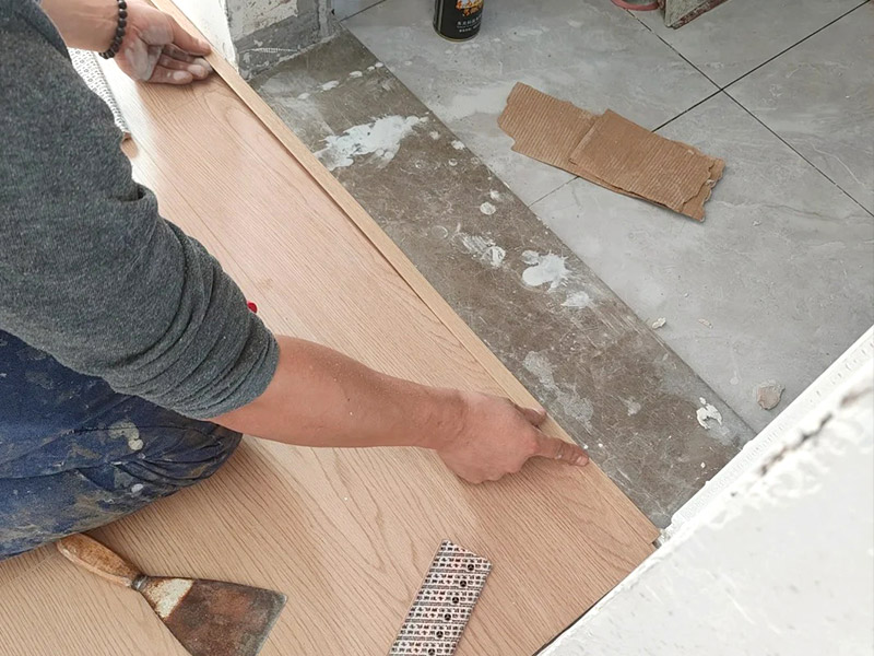 คุณต้องการแถบเปลี่ยนระหว่างห้องที่มีพื้นเดียวกันหรือไม่?