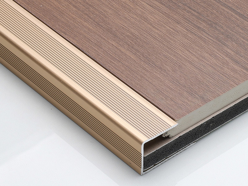 แผ่นปิดขอบพื้นอลูมิเนียมช่อง C