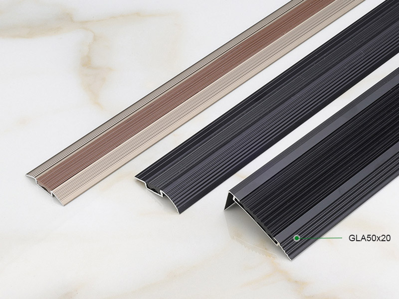 ขอบจมูกบันไดพร้อมยางสอด