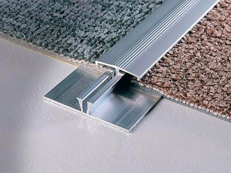 แถบโลหะระหว่างพรมเรียกว่าอะไร?