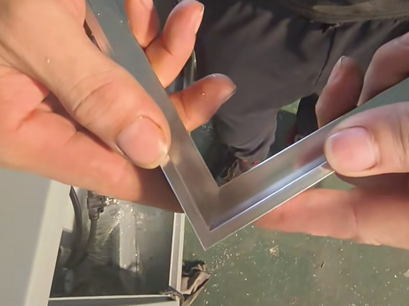 คุณจะตัดขอบกระเบื้องโลหะได้อย่างไร?