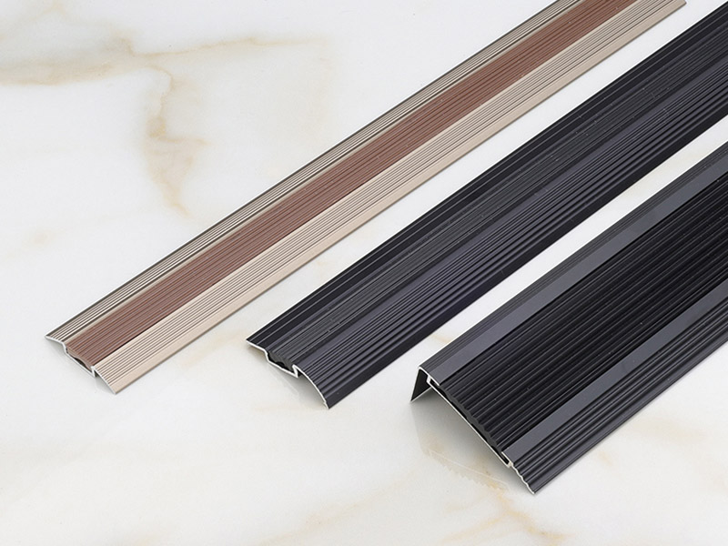 ขอบจมูกบันไดพร้อมยางสอด